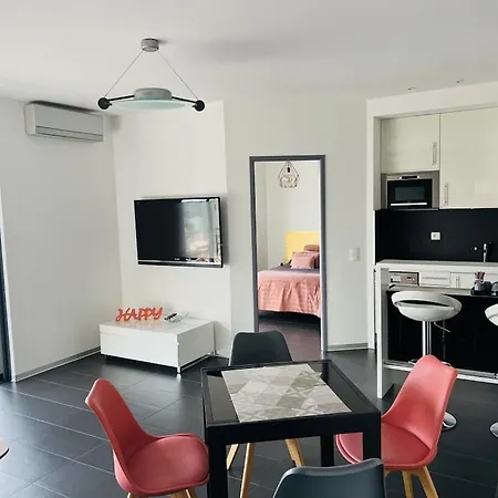 T2 Panoramic Seaview: Beachfront Comfort For Two Apartment