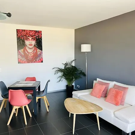 T2 Front De 2pers 1 Minute De La Plaget2 De 44 M2 Terrasse 16m2 , Vue Panoramique Et En Face De La Cet Refait A Neuf Beneficie D'un Confort Et D Un Equipement Optima Cet Est Ideal Pour 2 Personnes Avec Sa Ch Appartement Le Lavandou