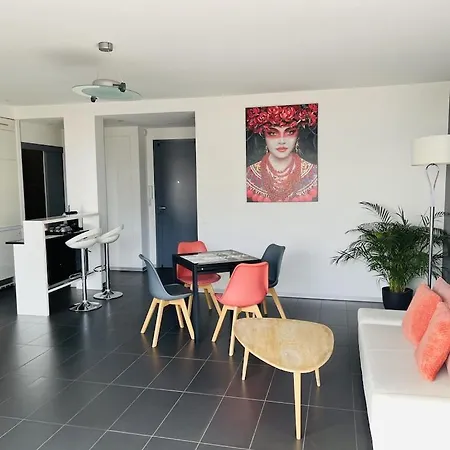 T2 Panoramic Seaview: Beachfront Comfort For Two Le Lavandou