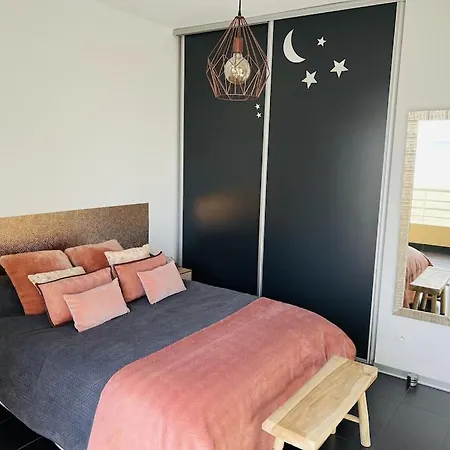 T2 Panoramic Seaview: Beachfront Comfort For Two *