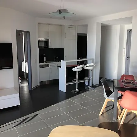 Appartement T2 Front De 2pers 1 Minute De La Plaget2 De 44 M2 Terrasse 16m2 , Vue Panoramique Et En Face De La Cet Refait A Neuf Beneficie D'un Confort Et D Un Equipement Optima Cet Est Ideal Pour 2 Personnes Avec Sa Ch