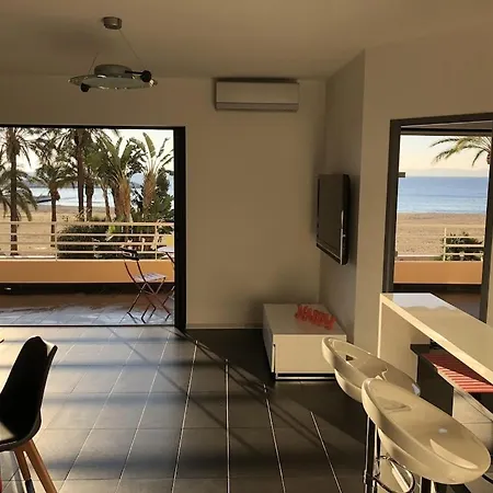 T2 Panoramic Seaview: Beachfront Comfort For Two