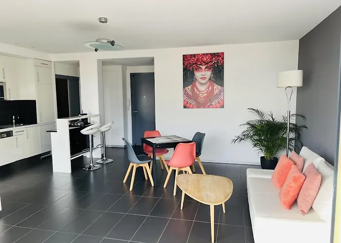 T2 Front De 2pers 1 Minute De La Plaget2 De 44 M2 Terrasse 16m2 , Vue Panoramique Et En Face De La Cet Refait à Neuf Bénéficie D'un Confort Et D Un équipement Optima Cet Est Idéal Pour 2 Personnes Avec Sa Ch Le Lavandou