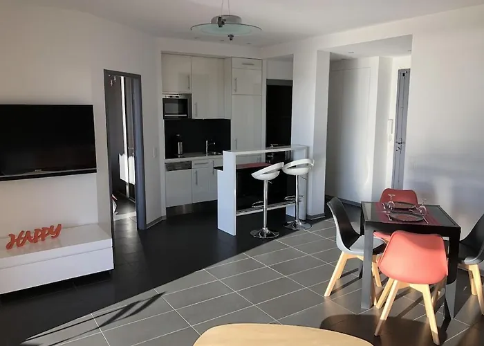 Apartamento T2 Front De 2pers 1 Minute De La Plaget2 De 44 M2 Terrasse 16m2 , Vue Panoramique Et En Face De La Cet Refait à Neuf Bénéficie D'un Confort Et D Un équipement Optima Cet Est Idéal Pour 2 Personnes Avec Sa Ch
